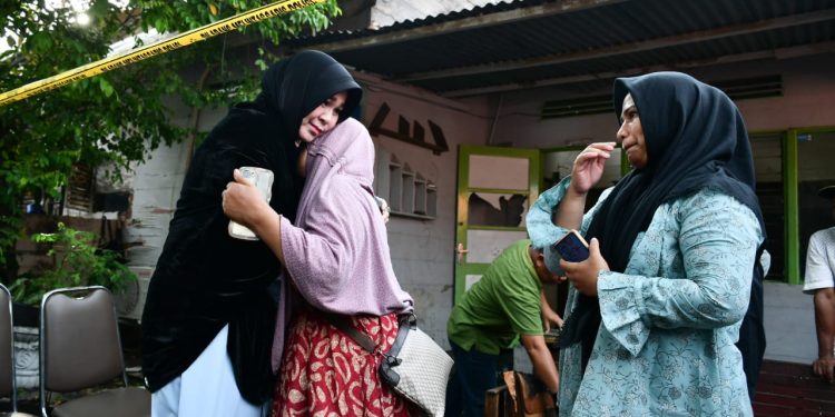 Walkot Illiza Serahkan Bantuan Masa Panik untuk Korban Kebakaran di Ateuk Pahlawan