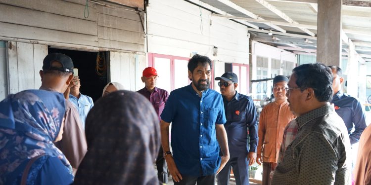 Mualem Tinjau Calon Penerima Rumah Layak Huni di Aceh Singkil