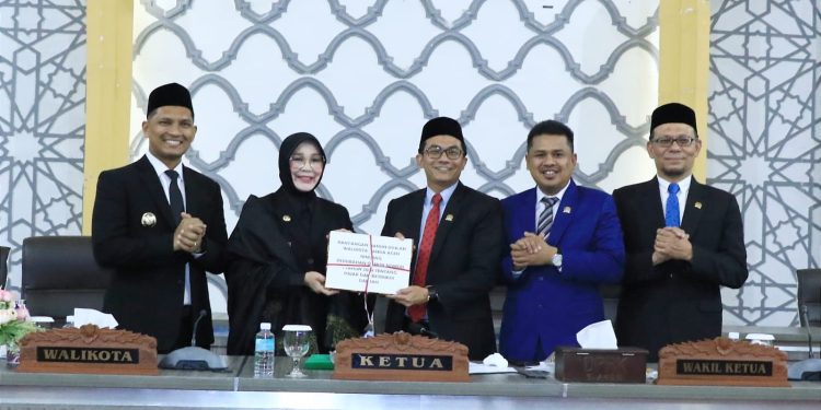 Wali Kota Illiza Serahkan Raqan Pajak dan Retribusi Daerah kepada Legislatif