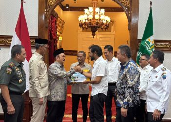 Mualem Serahkan Usulan Pembangunan Terowongan Geurutee ke Menteri PPN/Bappenas