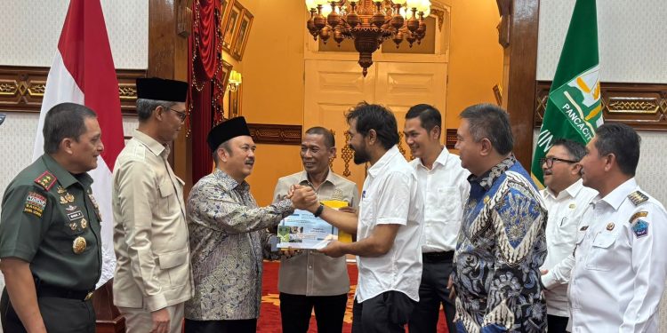 Mualem Serahkan Usulan Pembangunan Terowongan Geurutee ke Menteri PPN/Bappenas