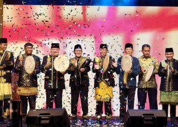 Wagub Fadhlullah dan Utusan Khusus Presiden Hadiri HUT Nagan Raya ke-23, Mardiono Dianugerahi Gelar Adat