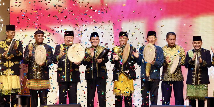 Wagub Fadhlullah dan Utusan Khusus Presiden Hadiri HUT Nagan Raya ke-23, Mardiono Dianugerahi Gelar Adat