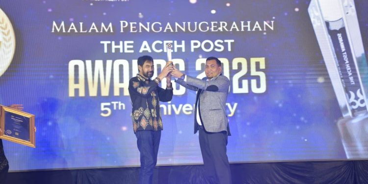 Gubernur Aceh Terima Anugerah Tokoh Peusaboh Nanggroe di The Aceh Post Awards 2025