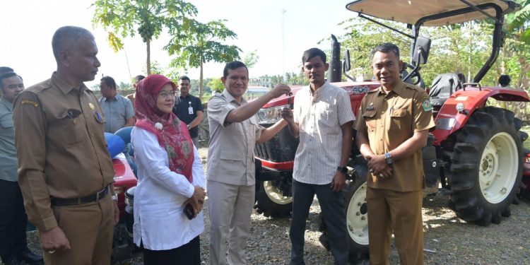 Genjot Produksi Pertanian, Wagub Aceh Serahkan Alsintan untuk 3 Kabupaten