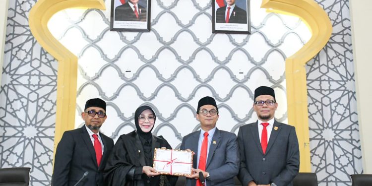 Illiza Serahkan RKUA-PPAS APBK-P Banda Aceh 2025 ke Dewan