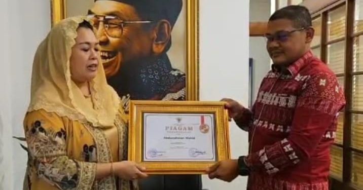 Ketua BRA Serahkan Piagam Tokoh Perdamaian Aceh kepada Almarhum Gus Dur
