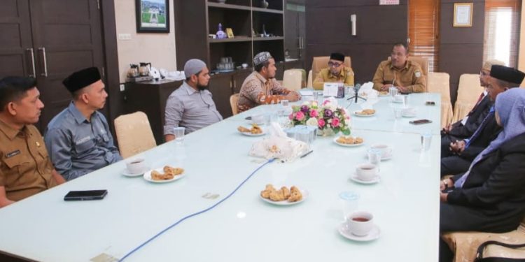 Pj Sekda Serahkan SK Dewas Baitul Mal Banda Aceh 2025-2030