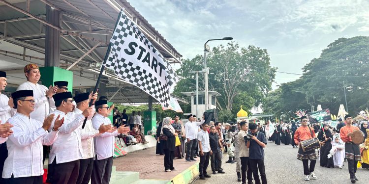 Asisten Administrasi Umum Sekda Aceh Lepas Peserta Pawai Tahun Baru Islam 1447 H