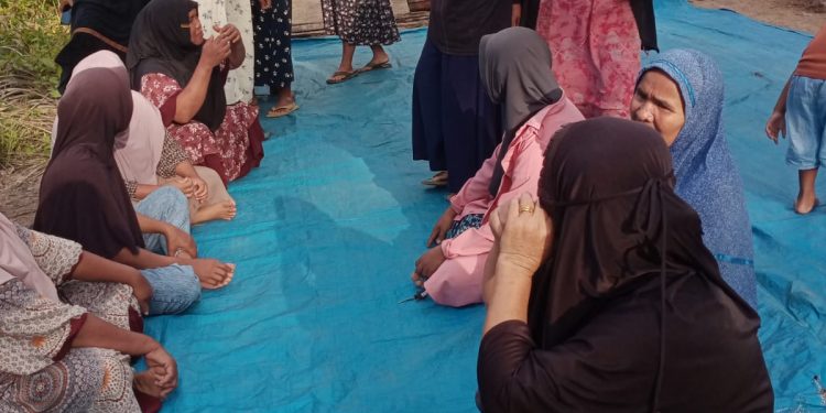 Aksi Warga dan Forum Perempuan Simpang Tiga Hentikan Aktivitas Tambang KSU Tiga Manggis