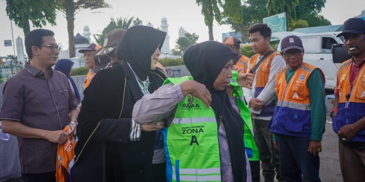 Jukir di Kota Banda Aceh Dapat Atribut Parkir Baru