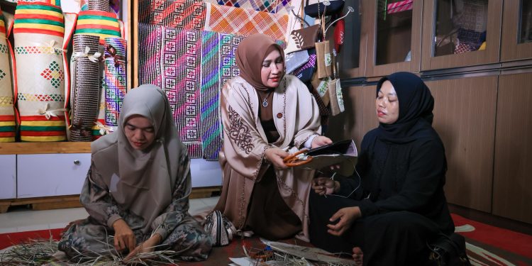 Kak Ana Apresiasi Produk Kerajinan Dekranasda Aceh Timur
