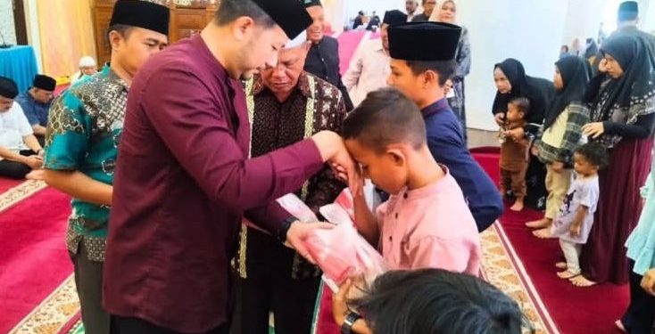 Plt Camat Lueng Bata Serahkan Santunan Kepada 200 Anak Yatim