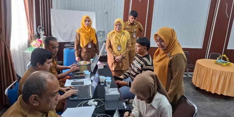 Dukung Pilchiksung, Disdukcapil Mulai Jemput Bola Rekam KTP Ke Sekolah